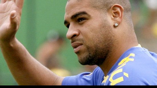 Imagem Adriano negocia com Coritiba e Criciúma; empresário nega