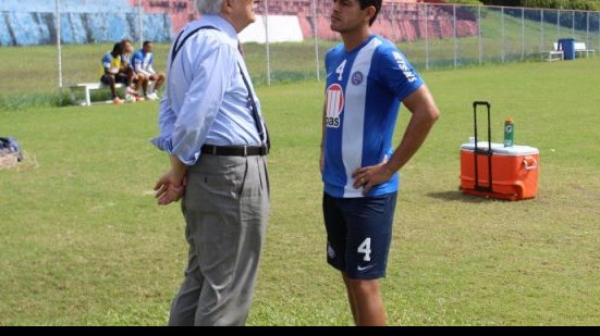 Imagem Visando apoio, presidente do Bahia acompanha treino no Fazendão