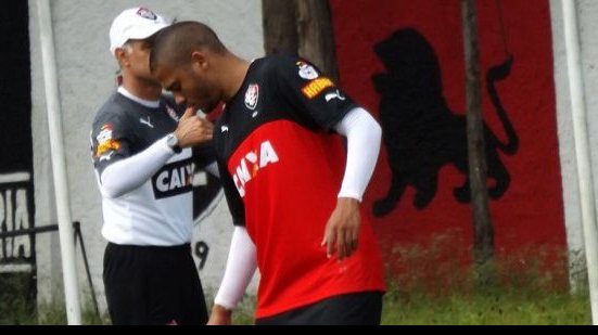 Imagem Jorginho testa formação do Vitória com três atacantes