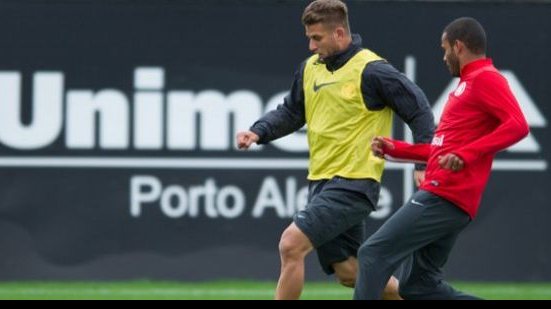 Imagem Em treinamento, Abel Braga testa Alex no lugar de Aránguiz no Inter 