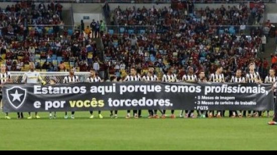 Imagem  Jogadores do Botafogo entram em campo com faixa de protesto contra atrasos