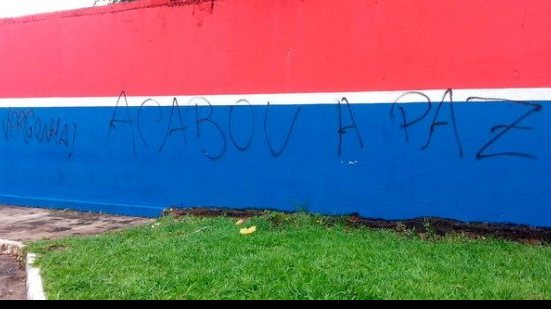 Imagem "Vergonha": após maus resultados, tricolores picham muros do Fazendão