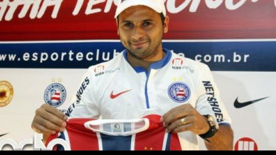 Imagem Torcedores do Bahia apedrejam carro de Maxi Biancucchi no Fazendão