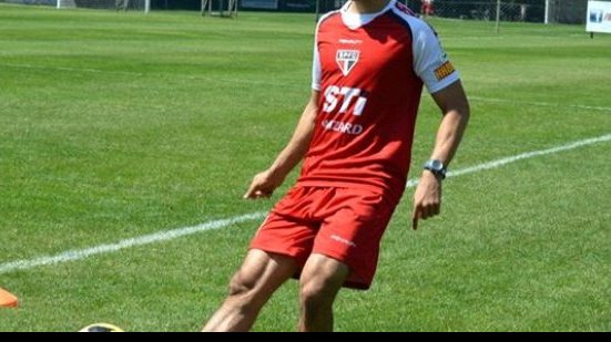 Imagem Vitória está próximo de anunciar zagueiro do São Paulo para fechar elenco
