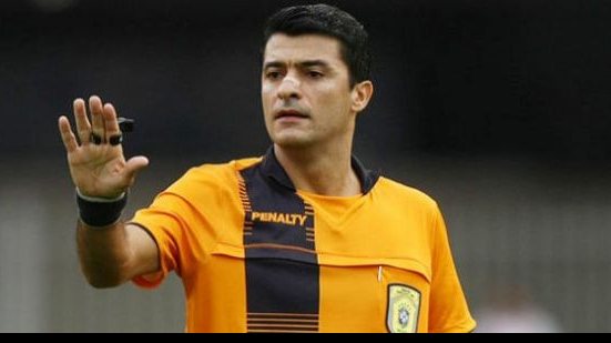 Imagem Árbitro brasileiro na Copa do Mundo comanda Vitória x Grêmio