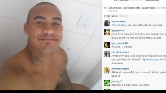 Imagem Goleiro reserva do Bahia posta foto fazendo ‘número dois’ no banheiro