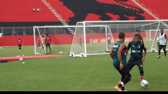 Imagem Após reforma, Vitória aproveita área lateral para treinar e conservar gramado