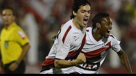 Imagem Vetado, volante Cáceres está fora do jogo contra o Grêmio