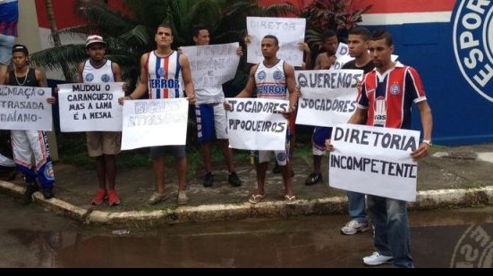 Imagem Indignados, tricolores fazem protesto contra diretoria e jogadores no Fazendão