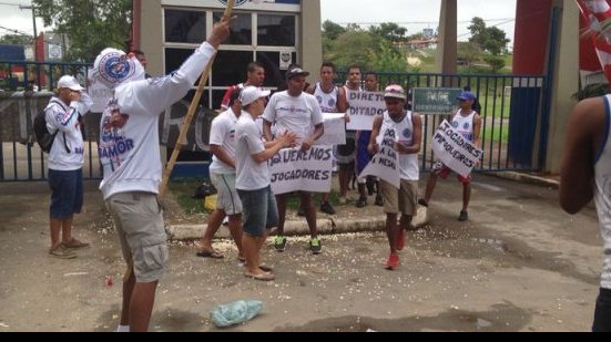 Imagem Novo diretor do Bahia tenta diálogo, mas organizadas seguem protesto