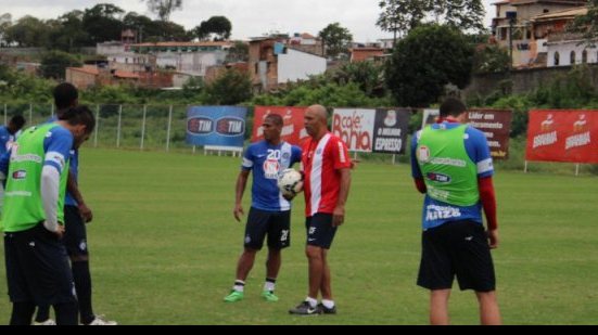 Imagem  Charles comanda coletivo e começa a definir time que enfrenta o Palmeiras