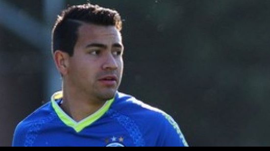 Imagem Após último treino, zagueiro do Grêmio sente e não enfrenta o Vitória