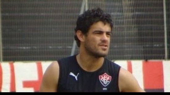Imagem  Luis Aguiar é testado no time titular do Vitória 
