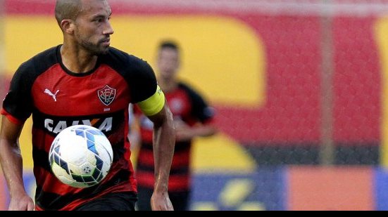 Imagem Capitão do Vitória quer triunfo contra o Grêmio para fugir do Z-4