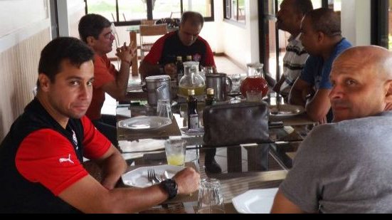 Imagem Para dar apoio, Falcão almoça com delegação antes de duelo decisivo