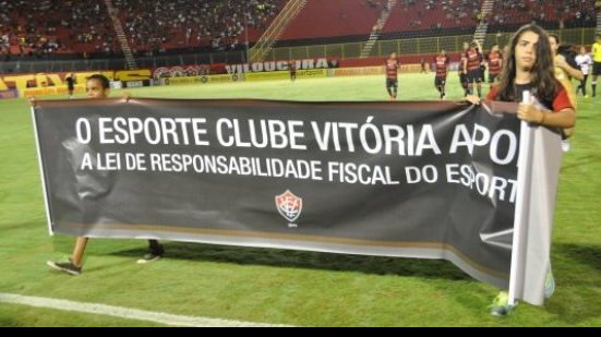 Imagem Atletas do Vitória carregam faixa em apoio à Lei de Responsabilidade Fiscal