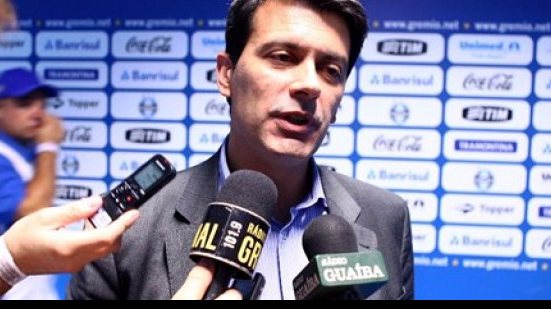 Imagem Diretor do Grêmio brada contra arbitragem: &quot;marcou pênalti inexistente&quot