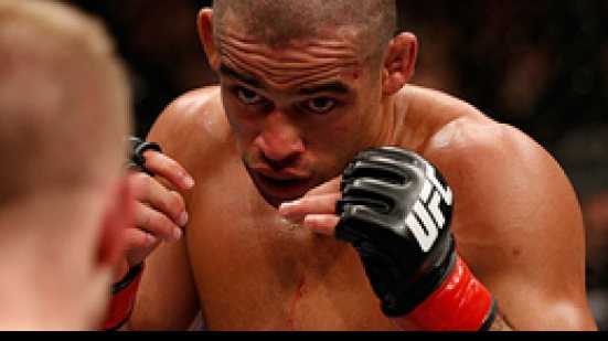 Imagem Renan Barão promete agressividade para recuperar cinturão do UFC
