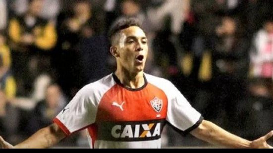 Imagem Artilheiro do Vitória no Brasileirão entra de novo na seleção da rodada