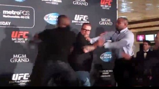 Imagem Jon Jones e Daniel Cormier brigam em evento promocional. Assista