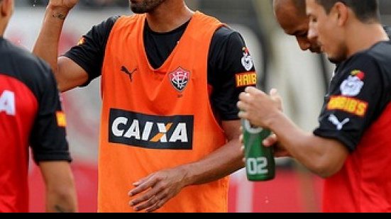 Imagem Zagueiro do Vitória quer estragar reestreia de Kaká no Morumbi