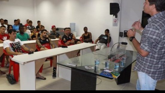 Imagem Árbitro do quadro da CBF dá palestra ao elenco do Vitória