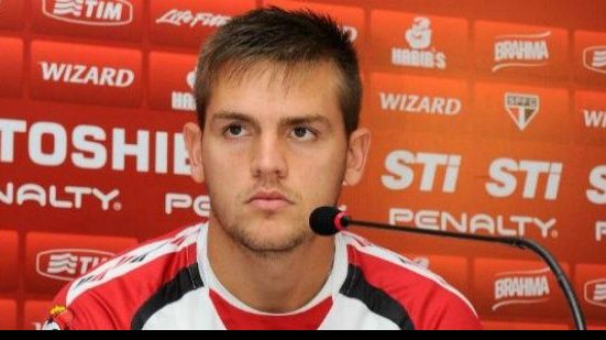 Imagem No São Paulo, zagueiro defende sistema defensivo e cutuca ataque