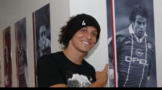 Imagem   Ex-Vitória é apresentado no PSG e enaltece defesa brasileira