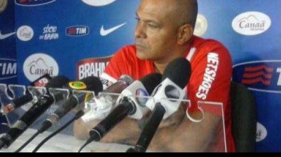 Imagem Charles relaciona 21 atletas para duelo com o Goiás