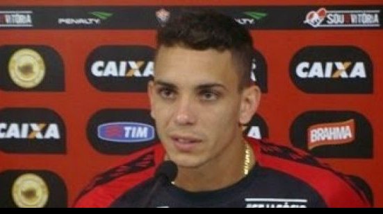 Imagem  Jogadores do Vitória reclamam de pênalti não marcado contra o São Paulo