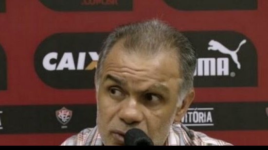 Imagem  Treinador explica saída de Richarlyson e poupa sistema defensivo