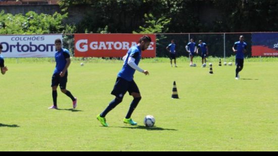 Imagem Charles Fabian comanda treino com foco na posse de bola e finalizações 