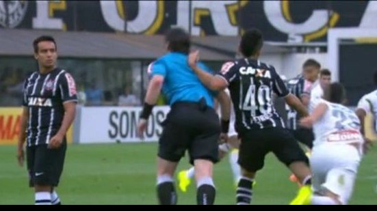 Imagem Árbitro acrescenta à súmula lance com Petros e complica o meia