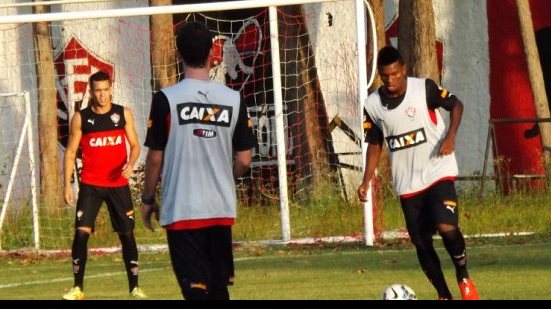 Imagem Com Escudero e Beltrán, Vitória vence time Sub-20 em jogo treino