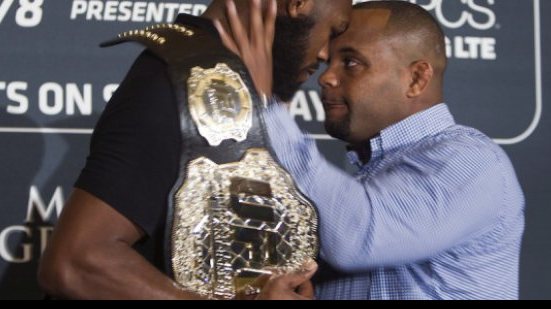 Imagem Jon Jones se lesiona e luta contra Cormier é adiada para 2015