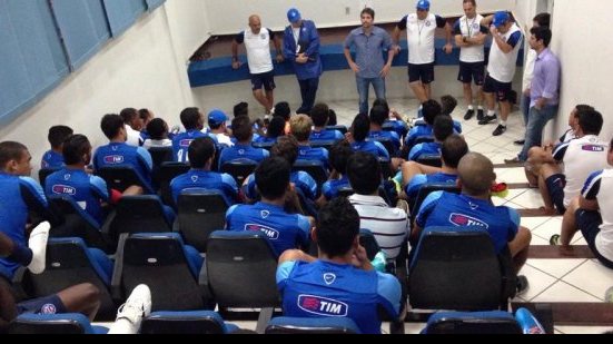 Imagem Após coletiva, Kleina se reúne com jogadores do Bahia em auditório