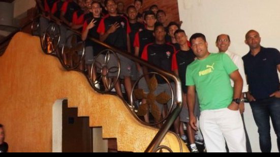 Imagem Salvador CUP: campeão, elenco sub-15 do Vitória confraterniza
