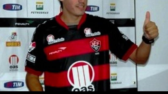 Imagem Segundo dirigente, Vitória vai voltar a tentar renovação com Cáceres