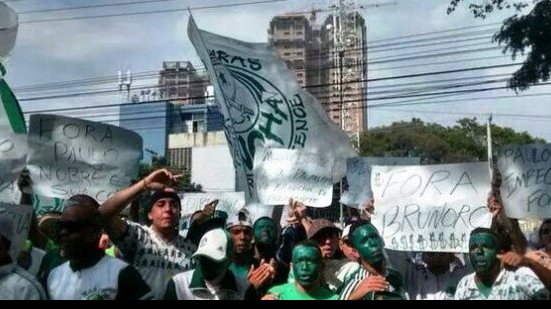 Imagem Torcida do Palmeiras volta a protestar antes de clássico com o São Paulo