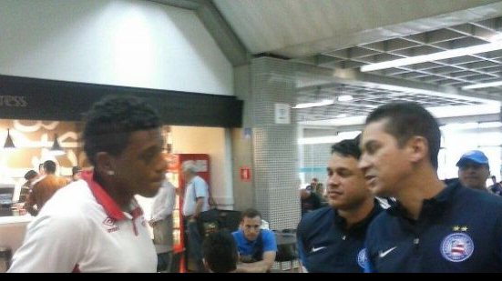 Imagem Elencos de Bahia, Náutico e Fortaleza se encontram em aeroporto de SP