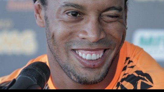 Imagem Ainda negociando com o Palmeiras, Ronaldinho é oferecido ao Corinthians