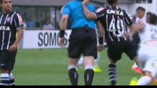Imagem Após empurrão em árbitro, ex-Vitória é suspenso dos gramados por 6 meses
