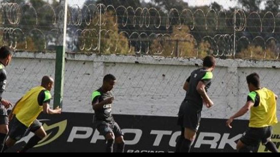 Imagem Três jogadores brigam por vaga no meio de campo do Coritiba