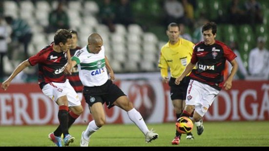 Imagem Vitória encara Coritiba tentando evitar volta para zona de rebaixamento