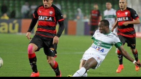 Imagem Lateral é suspenso e desfalca o Vitória contra o Figueirense