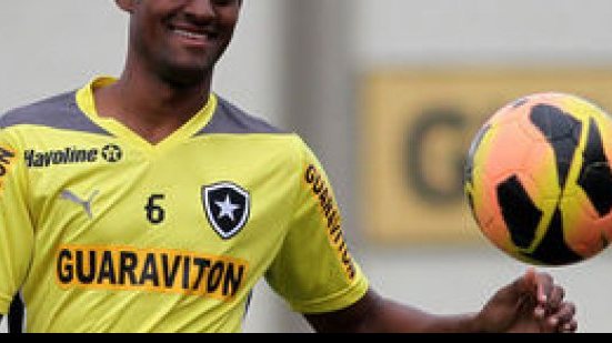 Imagem Zagueiro revelado no Vitória pode procurar justiça para sair do Botafogo