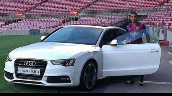 Imagem Vídeo: Douglas é apresentado no Barça e deixa bola escapar em embaixadinha