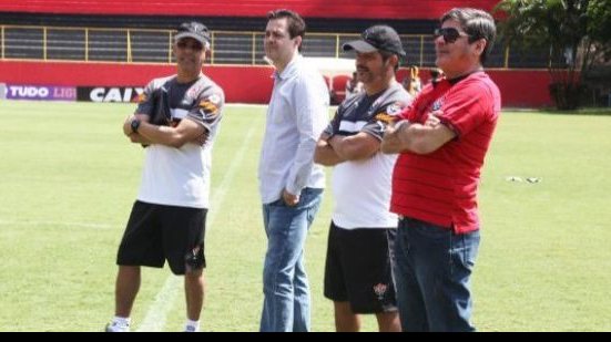 Imagem Falcão acompanha último treino do Vitória antes de jogo com o Flamengo