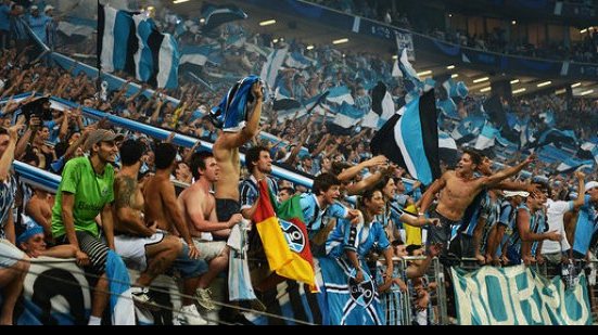 Imagem Médico do Bahia diz que foi atingido por maço de cigarro na Arena Grêmio