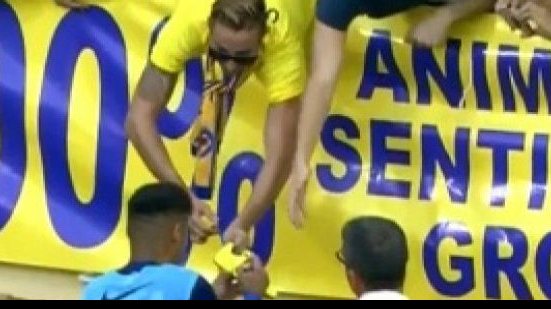 Imagem Neymar é multado pelo Barcelona após dar autógrafo durante partida